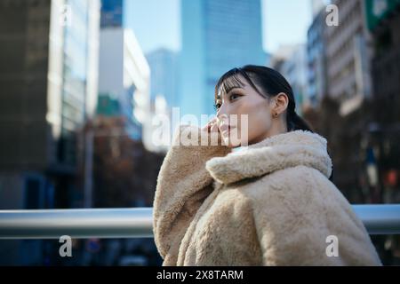 Ritratto di una giovane donna giapponese nel centro di Tokyo Foto Stock