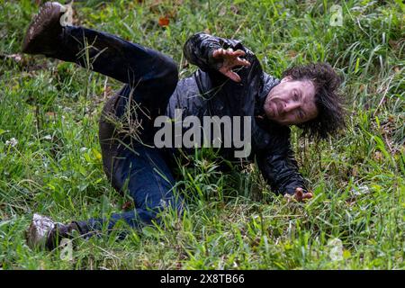 Little Witcombe, Inghilterra, Regno Unito. 27 maggio 2024. Un concorrente durante la prima gara del Cooper's Hill Cheese Rolling and Wake evento vicino a Brockworth, Gloucestershire. Crediti: Mark Hawkins/Alamy Live News Foto Stock