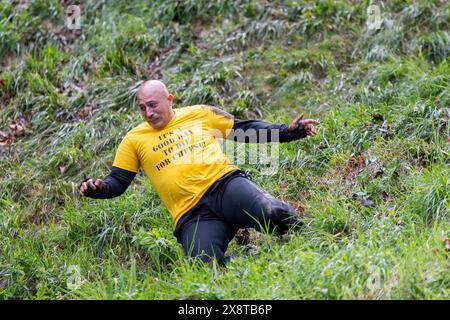 Little Witcombe, Inghilterra, Regno Unito. 27 maggio 2024. Un concorrente durante la prima gara del Cooper's Hill Cheese Rolling and Wake evento vicino a Brockworth, Gloucestershire. Crediti: Mark Hawkins/Alamy Live News Foto Stock