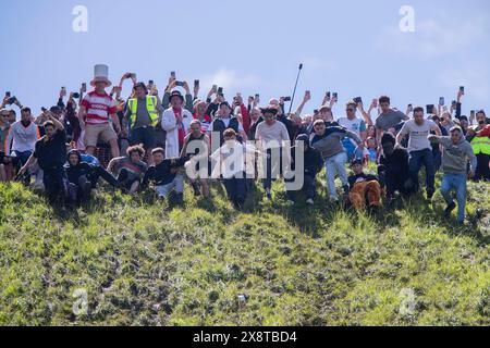 Little Witcombe, Inghilterra, Regno Unito. 27 maggio 2024. La seconda gara inizia all'evento Cooper's Hill Cheese Rolling and Wake vicino a Brockworth, Gloucestershire. Crediti: Mark Hawkins/Alamy Live News Foto Stock