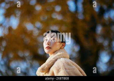 Ritratto di una giovane donna giapponese nel centro di Tokyo Foto Stock