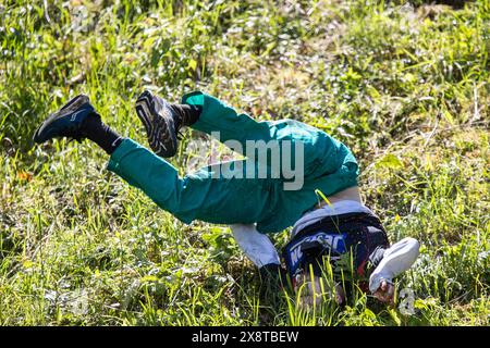 Little Witcombe, Inghilterra, Regno Unito. 27 maggio 2024. L'evento Cooper's Hill Cheese Rolling and Wake vicino a Brockworth, Gloucestershire. Crediti: Mark Hawkins/Alamy Live News Foto Stock