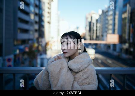 Ritratto di una giovane donna giapponese nel centro di Tokyo Foto Stock