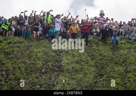 Little Witcombe, Inghilterra, Regno Unito. 27 maggio 2024. La gara femminile inizia durante l'evento Cooper's Hill Cheese Rolling and Wake vicino a Brockworth, Gloucestershire. Crediti: Mark Hawkins/Alamy Live News Foto Stock