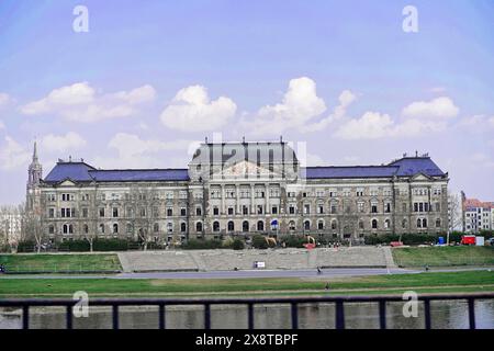 Dresda Koenigsufer a Dresda con il distretto governativo SAeCHSISCHES STAATSMINISTERIUM DER FINANZEN. Maestoso edificio storico con facciate dettagliate Foto Stock