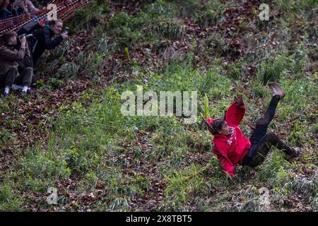 Little Witcombe, Inghilterra, Regno Unito. 27 maggio 2024. Abby Lampe cade verso la vittoria durante l'evento Cooper's Hill Cheese Rolling and Wake vicino a Brockworth, Gloucestershire. Crediti: Mark Hawkins/Alamy Live News Foto Stock