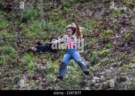 Little Witcombe, Inghilterra, Regno Unito. 27 maggio 2024. Una concorrente che indossa una maglia Union Jack durante la gara femminile del Cooper's Hill Cheese Rolling and Wake evento vicino a Brockworth, Gloucestershire. Crediti: Mark Hawkins/Alamy Live News Foto Stock