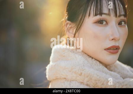 Ritratto di una giovane donna giapponese nel centro di Tokyo Foto Stock