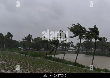 Patuakhali, Bangladesh. 27 maggio 2024. Gli alberi oscillavano nel vento durante l'approdo del ciclone Remal, in una spiaggia di Kuakata. I residenti delle basse zone costiere del Bangladesh e dell'India hanno esaminato i danni il 27 maggio, quando un intenso ciclone si è indebolito in una tempesta pesante, con almeno due persone morte, tetti strappati e alberi sradicati. (Foto di Zabed Hasnain Chowdhury/SOPA Images/Sipa USA) credito: SIPA USA/Alamy Live News Foto Stock