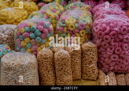 street hawking di cereali fruttati, bastoncino di popsicle salato, cracker, mais soffiato, tutuca in sacchetti singoli, a Salta, Argentina Foto Stock