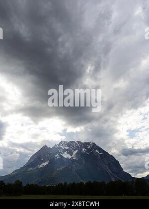 Atmosfera nuvolosa sulla catena montuosa, Grimming, vicino a Irdning, Ennstal, Stiria, Austria Foto Stock