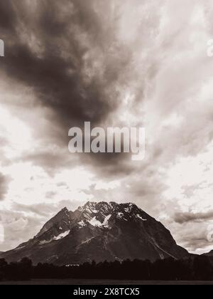 Atmosfera nuvolosa sulla catena montuosa, Grimming, vicino a Irdning, Ennstal, Stiria, Austria Foto Stock