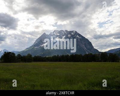 Atmosfera nuvolosa sulla catena montuosa, Grimming, vicino a Irdning, Ennstal, Stiria, Austria Foto Stock