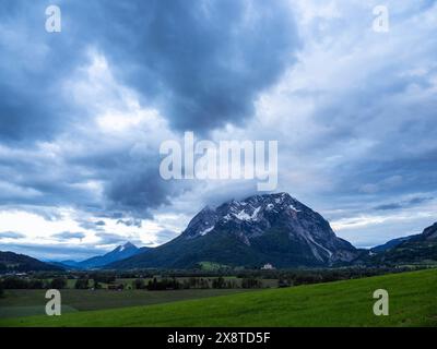 Atmosfera nuvolosa, nuvole di pioggia sulla catena montuosa, Grimming, vicino a Irdning, Ennstal, Stiria, Austria Foto Stock