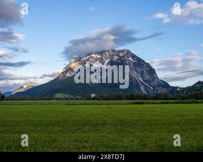 Atmosfera nuvolosa sulla vetta della montagna, la luce del mattino cade sulla catena montuosa, Grimming, vicino a Irdning, Stiria, Austria Foto Stock