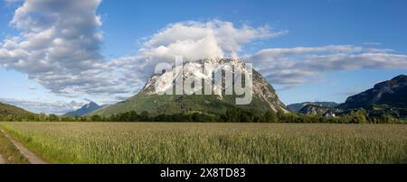 Atmosfera nuvolosa sulla vetta della montagna, Grimming, scatto panoramico, vicino a Irdning, Stiria, Austria Foto Stock