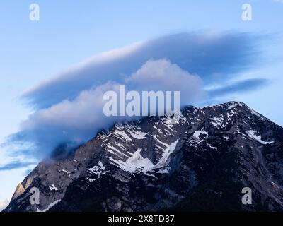 Atmosfera nuvolosa sulla vetta della montagna, Grimming, vicino a Irdning, Stiria, Austria Foto Stock