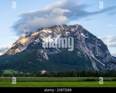 Atmosfera nuvolosa sulla vetta della montagna, la luce del mattino cade sulla catena montuosa, Grimming, vicino a Irdning, Stiria, Austria Foto Stock