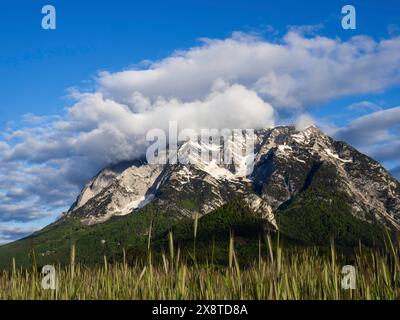 Atmosfera nuvolosa sulla catena montuosa di Grimming alla luce del mattino, vicino a Irdning, Ennstal, Stiria, Austria Foto Stock