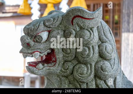 Komainu, o cane da leone (arte pubblica), Kanazawa Giappone. I komainu sono i guardiani dei santuari shintoisti e a volte dei templi, di solito in coppia, uno con aperto Foto Stock