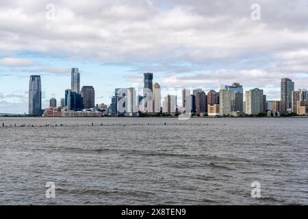 New York, NY - US - 19 maggio 2024 Vista dello skyline di Jersey City; in evidenza il Waterfront Financial Center, Exchange Place, Goldman Sachs Tower e Foto Stock