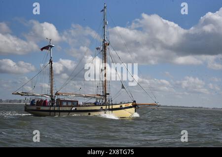 La nostra piccola nave Lizzie Dunkirk lascia Ostenda e passa per le spiagge e la Mole a Dunkerque 84 anni dopo. Foto Stock