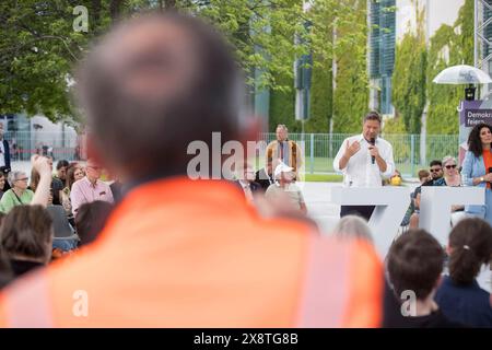 I membri dell'ultima generazione e altri attivisti per il clima discutono a voce alta con Robert Habeck (Vice-Cancelliere e Ministro federale dell'economia Foto Stock