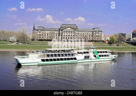 Dresda Koenigsufer a Dresda con il distretto governativo SAeCHSISCHES STAATSMINISTERIUM DER FINANZEN, moderno piroscafo su un fiume storico Foto Stock