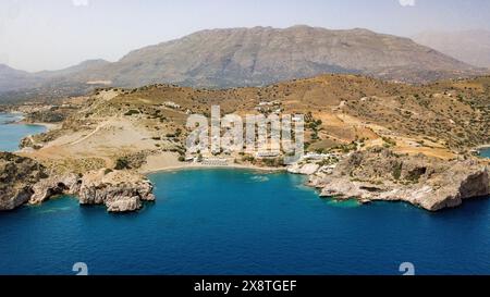 Veduta aerea della piccola baia con la piccola idilliaca spiaggia di sabbia di Agios Pavlos sulla costa meridionale dell'isola di Creta sul Mar Mediterraneo libico, Agios Pavlos Foto Stock