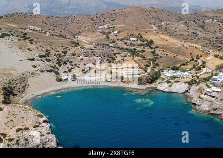 Veduta aerea della piccola baia con la piccola idilliaca spiaggia di sabbia di Agios Pavlos sulla costa meridionale dell'isola di Creta sul Mar Mediterraneo libico, Agios Pavlos Foto Stock