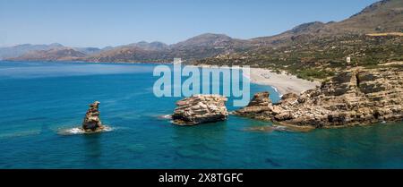 Vista aerea con vista panoramica dalla destinazione turistica Triopetra tre rocce rocciose paesaggio roccioso accanto davanti sullo sfondo lungo Foto Stock