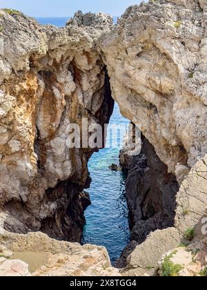 Vista di una suggestiva roccia con stretto crepaccio all'uscita di Avios Pavlos Bay, Agios Pavlos, Creta, Grecia Foto Stock