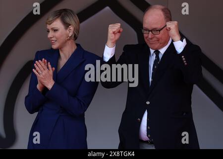 HSH Principe Alberto II di Monaco (R) e Charlotte Casiraghi HSH Charlene Lynette Grimaldi (L) sul podio dopo il Gran Premio di F1 di Monaco sul circuito di Monaco il 26 maggio 2024 a Monte Carlo, Monaco. Foto Stock