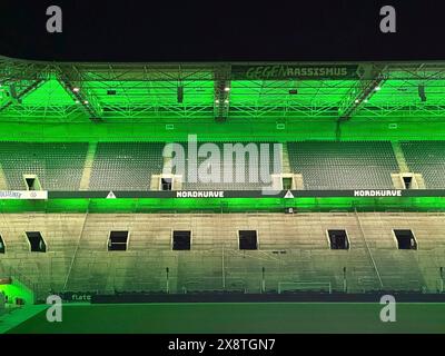 Stadio di calcio Borussiapark senza spettatori, illuminato in verde, tramonto, Moenchengladbach, Germania Foto Stock