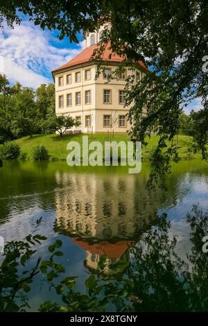 Castello con fossato di Oppenweiler, costruito nel XVIII secolo, in stile classico, complesso di castelli in ottagono dai lati disuguali, oggi municipio, architettura, tenda Foto Stock