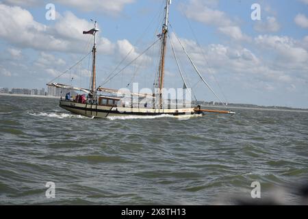 La nostra piccola nave Lizzie Dunkirk lascia Ostenda e passa per le spiagge e la Mole a Dunkerque 84 anni dopo. Foto Stock