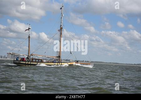 La nostra piccola nave Lizzie Dunkirk lascia Ostenda e passa per le spiagge e la Mole a Dunkerque 84 anni dopo. Foto Stock