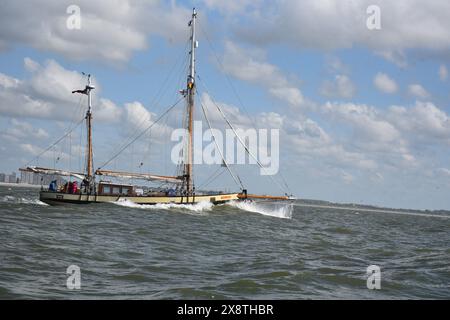 La nostra piccola nave Lizzie Dunkirk lascia Ostenda e passa per le spiagge e la Mole a Dunkerque 84 anni dopo. Foto Stock