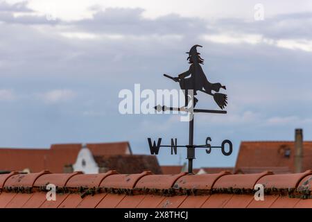 Paletta meteorologica nera sul tetto a forma di strega su una scopa nel centro storico di Noerdlingen, Svevia, Baviera, Germania Foto Stock