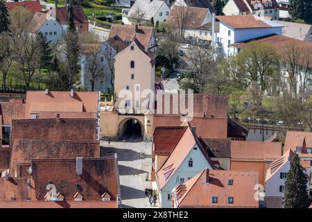 Vista della città vecchia verso Berger Tor Tor dalla torre della chiesa Daniel della chiesa di San Giorgio, Noerdlingen, Svevia, Baviera, Germania Foto Stock