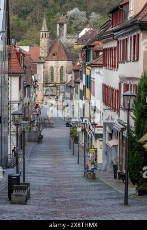 Neue Strasse e sullo sfondo Henkersbruecke e Johanniterkirche, nel centro storico medievale di Schwaebisch Hall, Franconia, Baden-Wuerttemberg Foto Stock