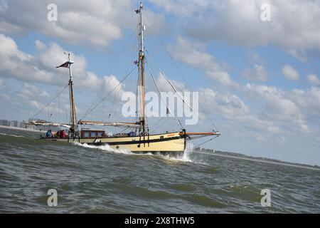 La nostra piccola nave Lizzie Dunkirk lascia Ostenda e passa per le spiagge e la Mole a Dunkerque 84 anni dopo. Foto Stock