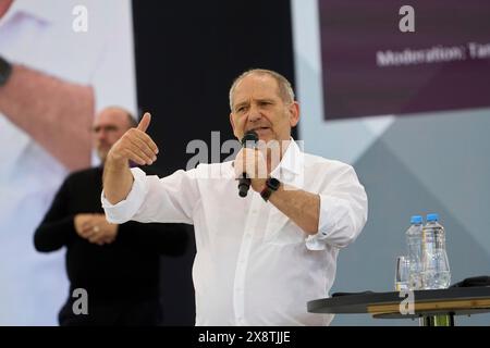 Bernhard Stengele (Partito Verde, Vice primo Ministro dello Stato libero di Turingia) parla alle celebrazioni per il 75° anniversario della Foto Stock