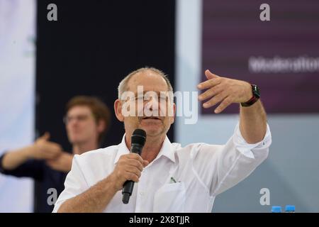 Bernhard Stengele (Partito Verde, Vice primo Ministro dello Stato libero di Turingia) parla alle celebrazioni per il 75° anniversario della Foto Stock