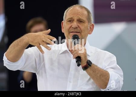 Bernhard Stengele (Partito Verde, Vice primo Ministro dello Stato libero di Turingia) parla alle celebrazioni per il 75° anniversario della Foto Stock