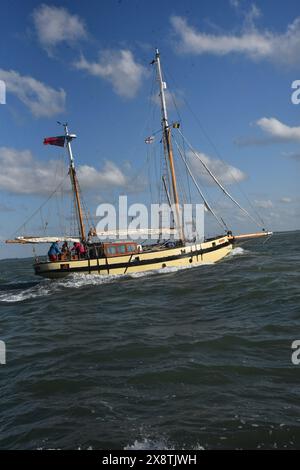 La nostra piccola nave Lizzie Dunkirk lascia Ostenda e passa per le spiagge e la Mole a Dunkerque 84 anni dopo. Foto Stock