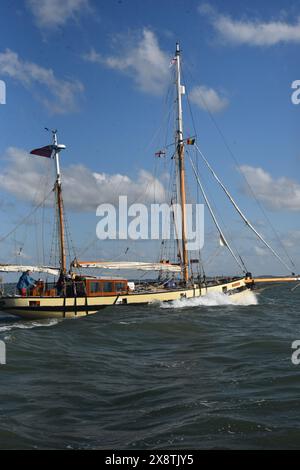 La nostra piccola nave Lizzie Dunkirk lascia Ostenda e passa per le spiagge e la Mole a Dunkerque 84 anni dopo. Foto Stock