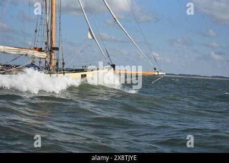 La nostra piccola nave Lizzie Dunkirk lascia Ostenda e passa per le spiagge e la Mole a Dunkerque 84 anni dopo. Foto Stock