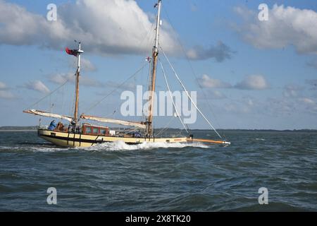 La nostra piccola nave Lizzie Dunkirk lascia Ostenda e passa per le spiagge e la Mole a Dunkerque 84 anni dopo. Foto Stock