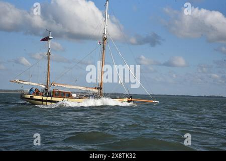 La nostra piccola nave Lizzie Dunkirk lascia Ostenda e passa per le spiagge e la Mole a Dunkerque 84 anni dopo. Foto Stock